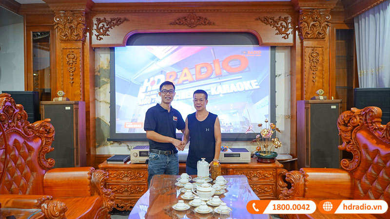 Khách hàng mua sắm tại HDRadio