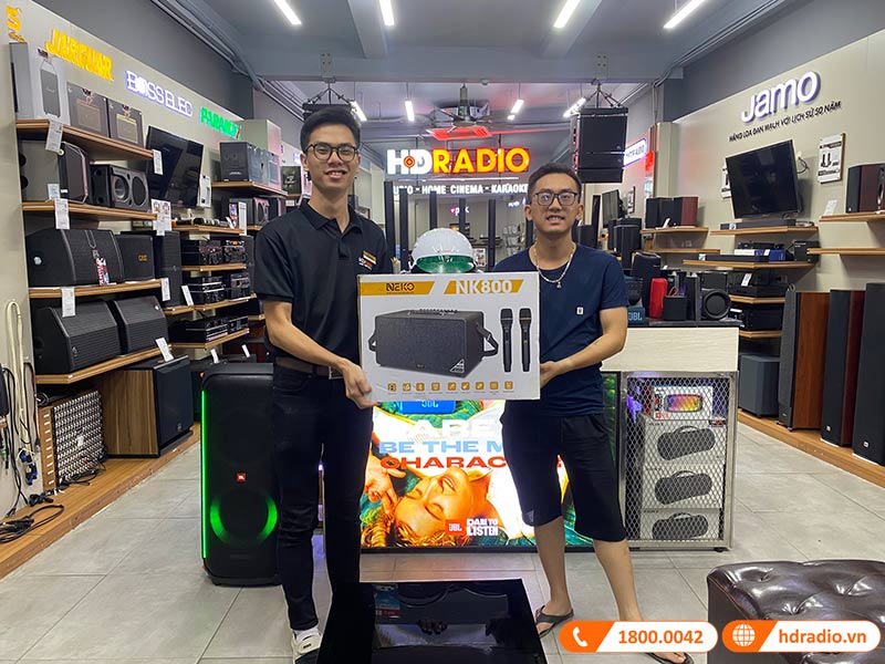 Khách hàng mua sắm tại HDRadio