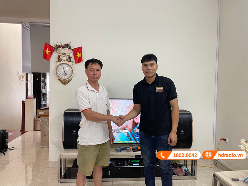 Khách hàng mua sắm tại HDRadio