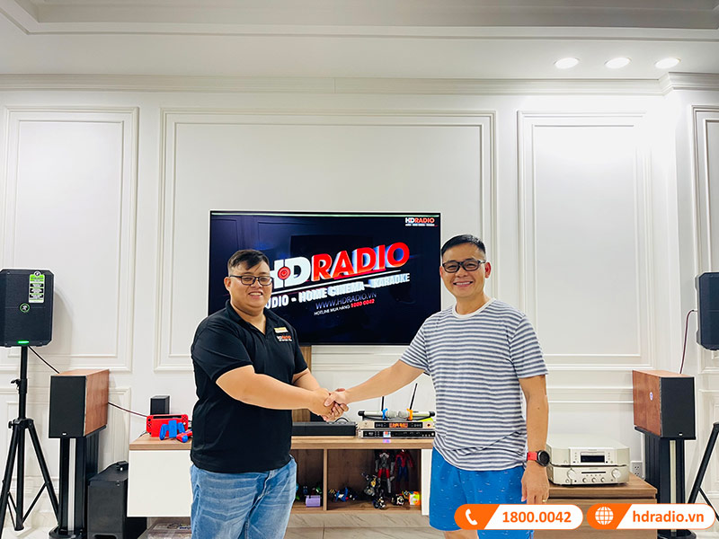 Khách hàng mua sắm tại HDRadio