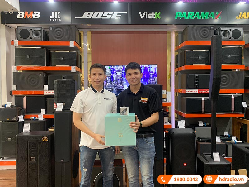 Khách hàng mua sắm tại HDRadio