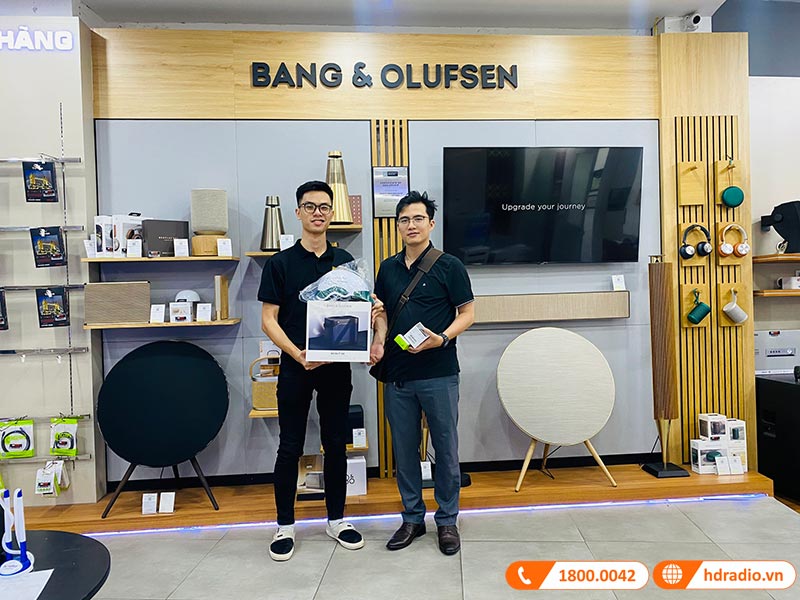 Khách hàng mua sắm tại HDRadio