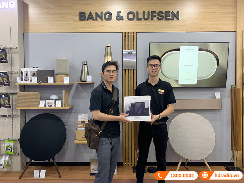 Khách hàng mua sắm tại HDRadio