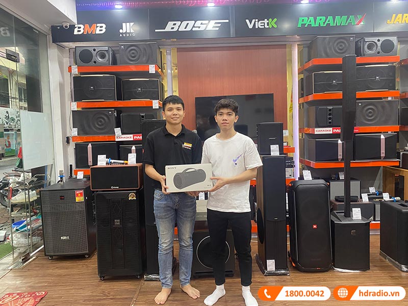 Khách hàng mua sắm tại HDRadio