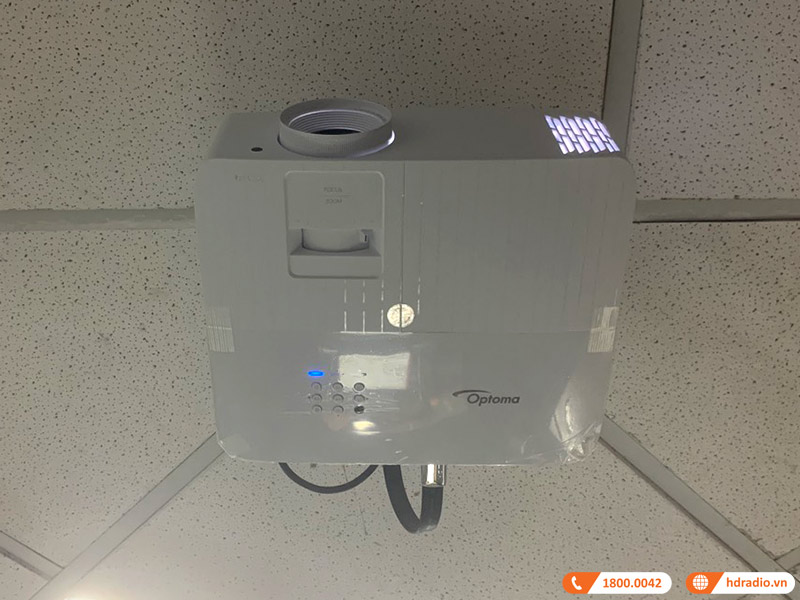 Hình ảnh máy chiếu Optoma được gắn lên trần nhà - 3