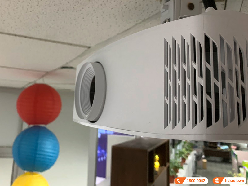 Hình ảnh máy chiếu Optoma được gắn lên trần nhà - 2
