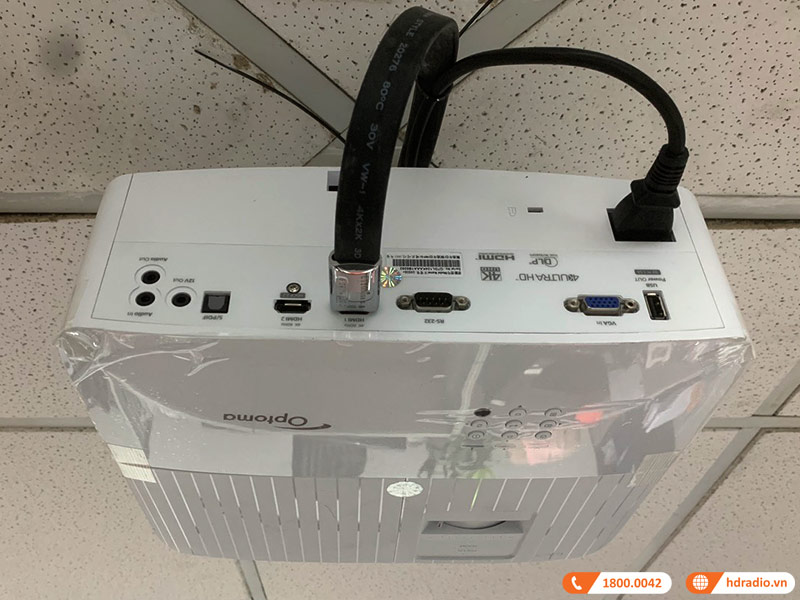 Hình ảnh máy chiếu Optoma được gắn lên trần nhà - 4