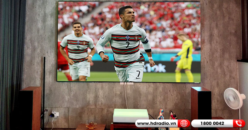 Lắp hệ thống trình chiếu 4K siêu gần đỉnh cao cho anh Tuấn Anh ở Long Biên (Máy Chiếu 4K Siêu Gần Samsung LSP7T, Màn chiếu quang học Grandview PE-L120 DY5)