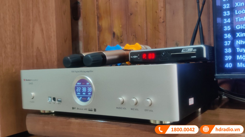 Dàn nghe nhạc và hát karaoke của anh Trung