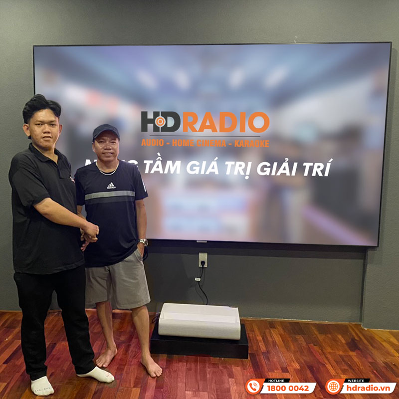 Lắp đặt hệ thống trình chiếu phục vụ mùa Euro cho anh Trung