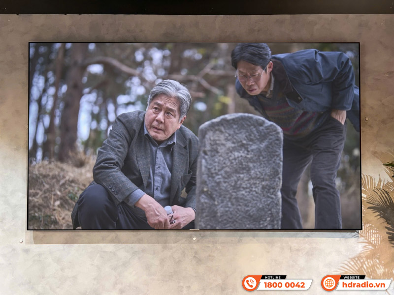 Lắp đặt máy chiếu siêu gần trong phòng khách tại Sài Gòn