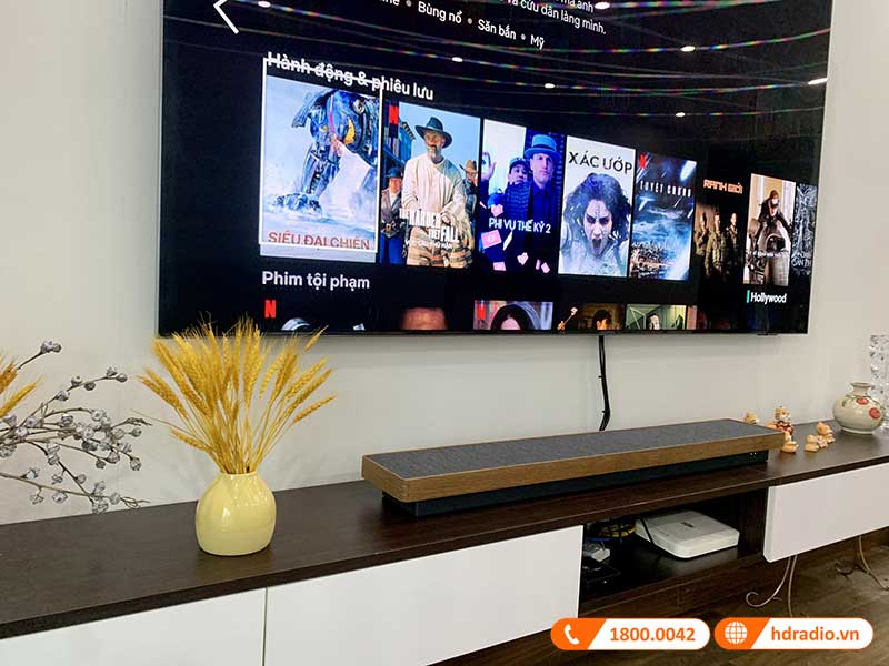 Loa nghe nhac cua chi Hanh