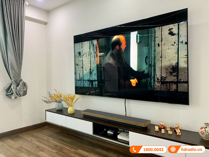 Loa nghe nhac cua chi Hanh