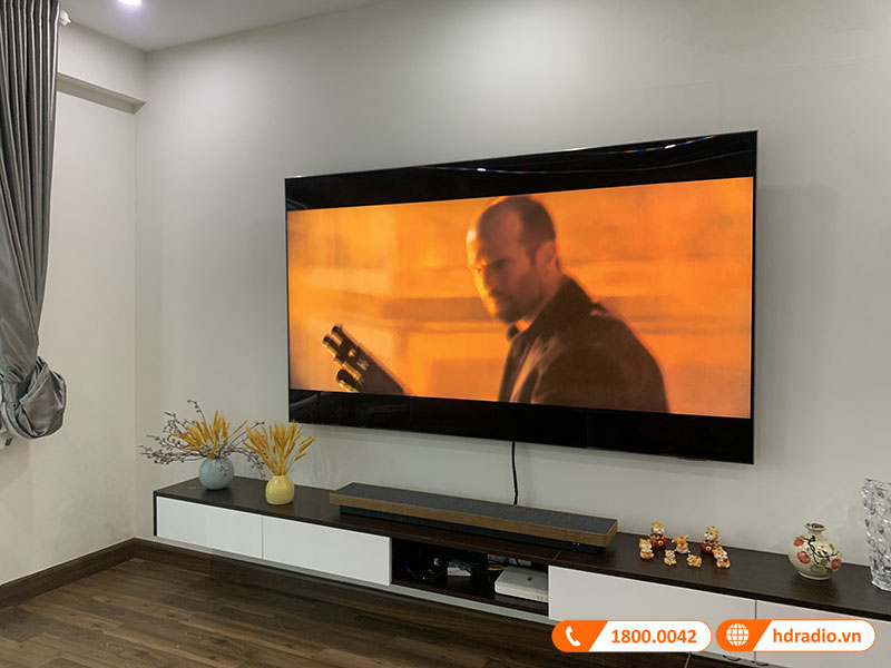 Loa nghe nhac cua chi Hanh