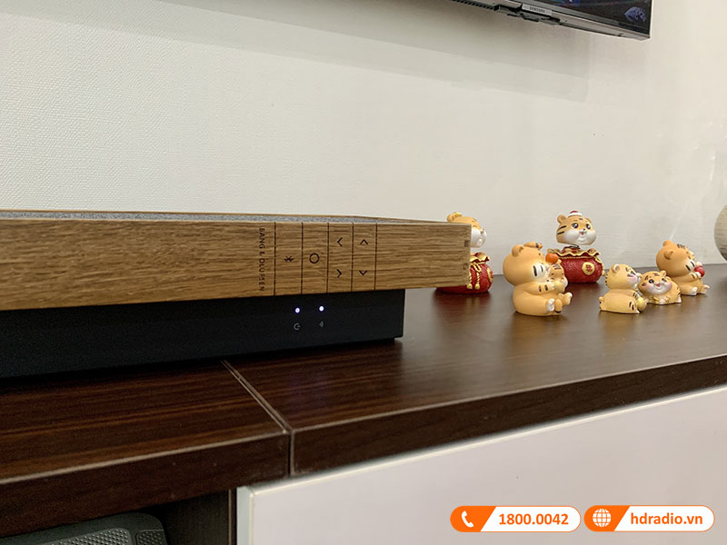 Loa nghe nhac cua chi Hanh