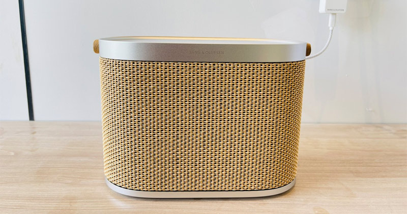 Bàn giao loa B&O Beosound A5 trị giá hơn 35 triệu đồng cho chị Phương ở Quận 1, TP.Hồ Chí Minh