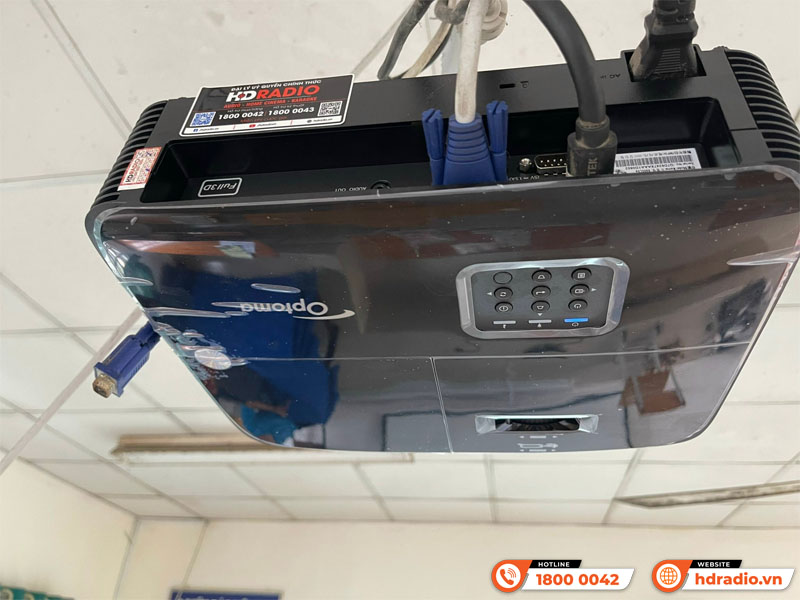 Lắp máy chiếu Optoma X400LVe cho lớp học của chị Lê Vy