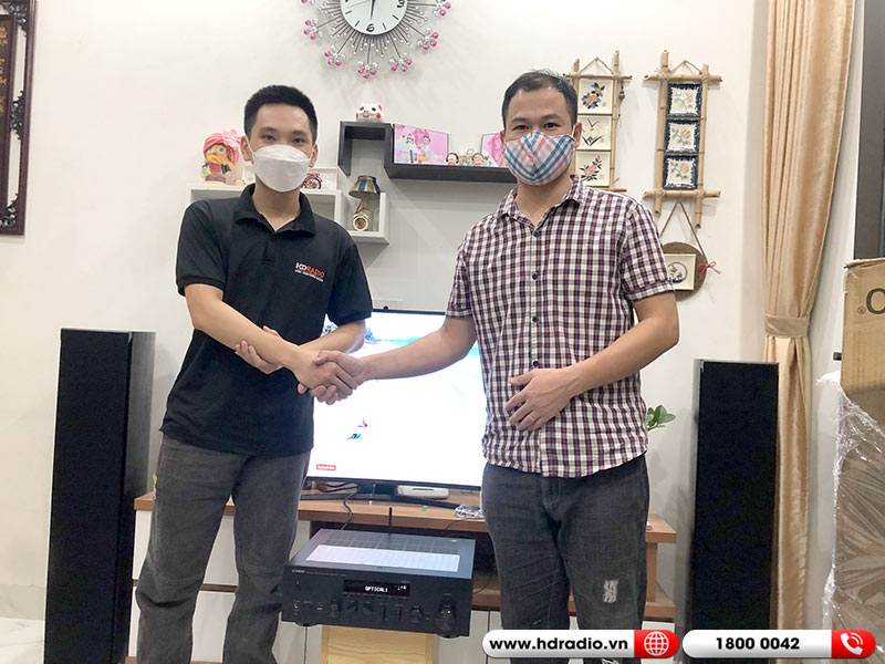 khách hàng hài lòng khi mua dàn nghe nhạc tại hdradio