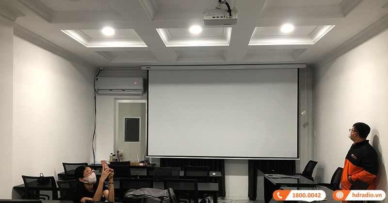 Lắp trọn bộ máy chiếu phòng học cho chị Thảo My ở quận 3, Sài Gòn (Máy chiếu Viewsonic PX703HD, màn chiếu điện EXzen 150 inch)