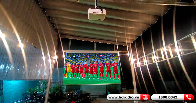 Lắp hệ thống trình chiếu bóng đá chất lượng, giá rẻ cho anh Nguyên ở Bình Tân (Máy chiếu Viewsonic PX703HD, màn chiếu điện Exzen 150 inch)