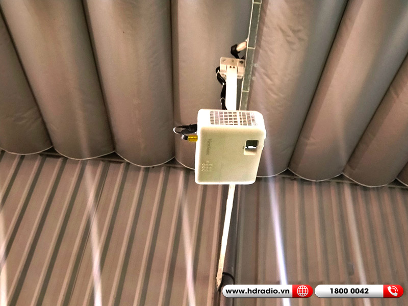 may chieu viewsonic px703hd treo tran nha