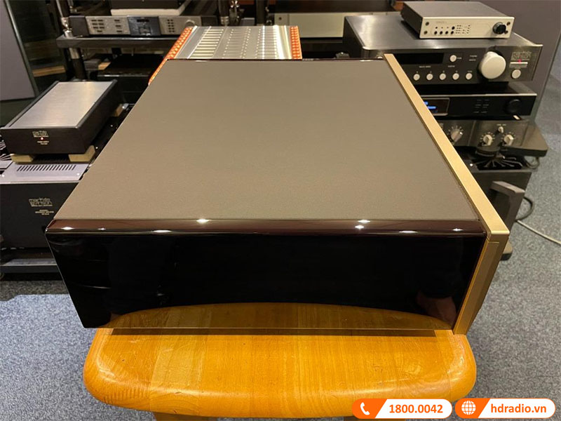 mặt bên của Acccuphase C-2420