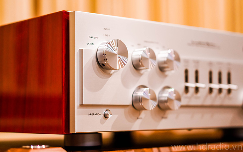 mặt trước Pre Amply đèn Luxman CL-1000