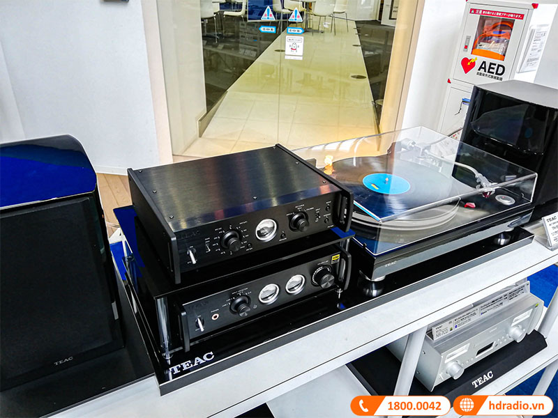 Có núm vặn chọn đường đáp tuyến RIAA