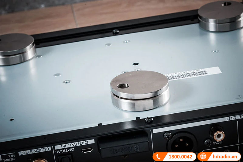 các chân đế kim loại