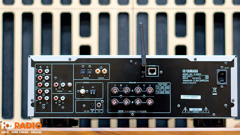 Mặt sau amply Yamaha RN-803