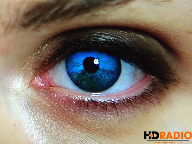 View chỉ nguyên 1 mắt để thấy độ sắc nét và chi tiết của Máy chiếu 4K JVC DLA-X500R