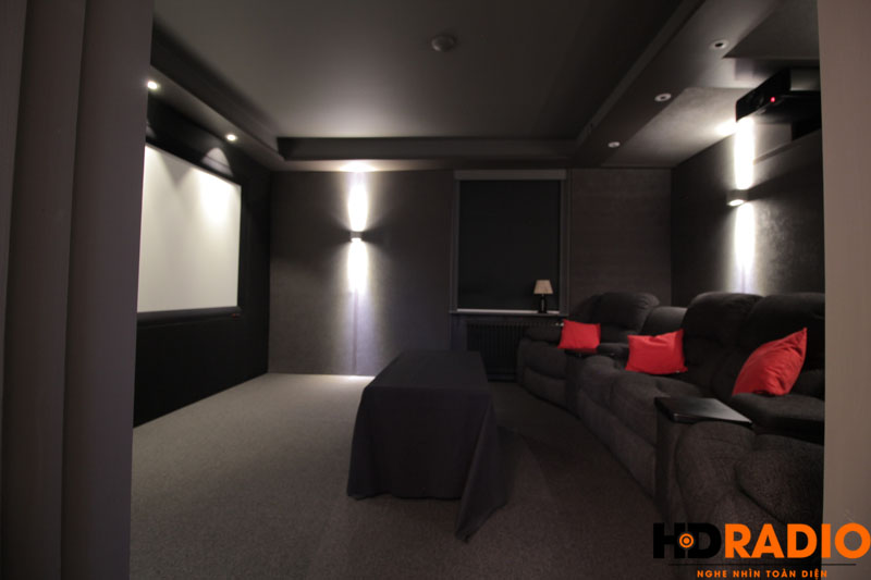 Nhìn từ cửa vào phòng chiếu phim