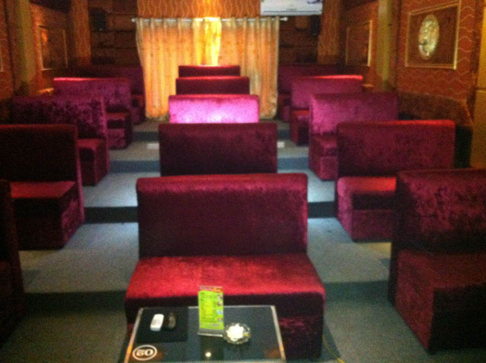 Phòng chiếu 3D kinh doanh Optoma HD66 kết hợp màn cong bạc 120 inch