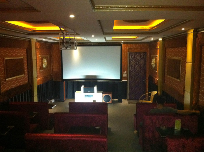 Phòng chiếu 3D kinh doanh Optoma HD66 kết hợp màn cong bạc 120 inch