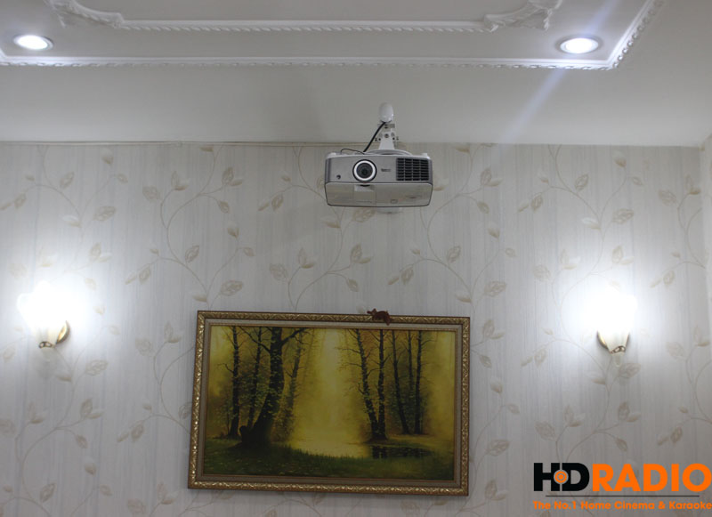 Chụp Máy chiếu BenQ W1500 từ phía trước.