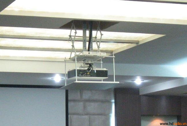 Hình ảnh thực tế khi thả xuống của giá treo máy chiếu điện tử ECM10