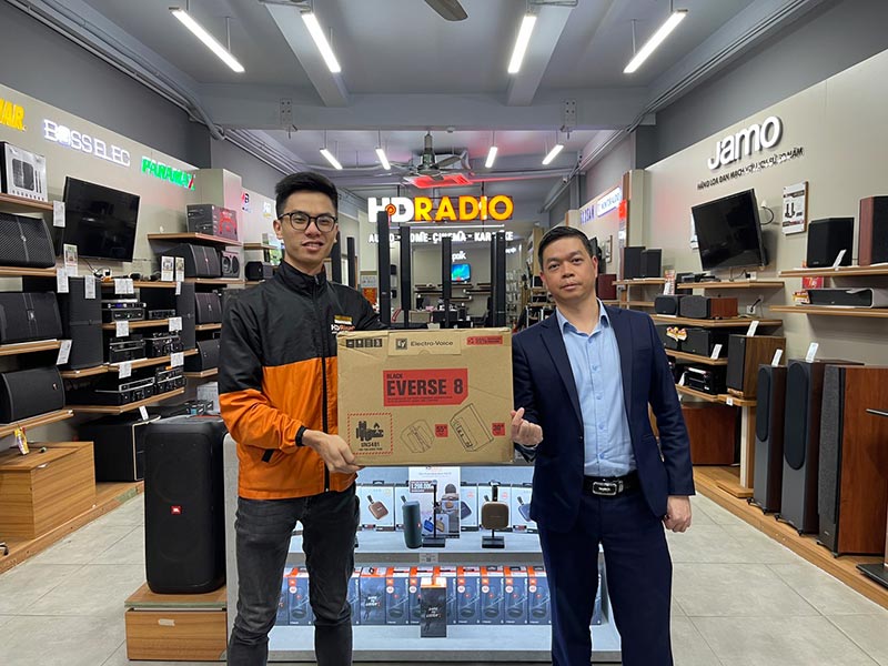 Khách hàng mua sắm loa Electrovoice Everse 8 tại HDRadio