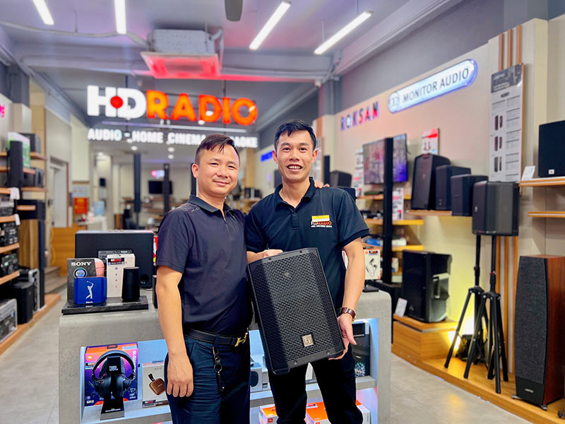 Khách hàng mua sắm loa Electrovoice Everse 8 tại HDRadio