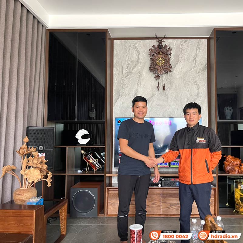 khách hàng mua dàn karaoke gia đình sử dụng loa Wharfedale ANGLO E12 tại hdradio