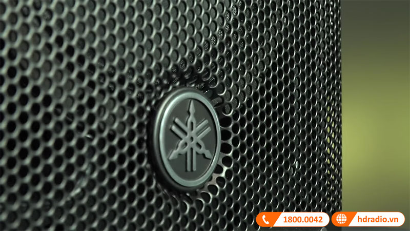 lưới kim loại bảo vệ và logo Yamaha