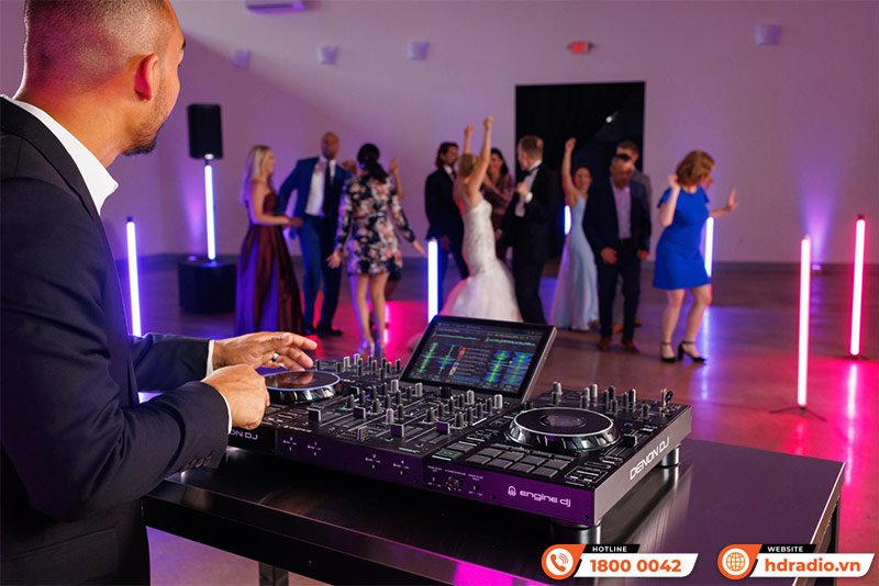Bàn DJ Denon Prime 4+