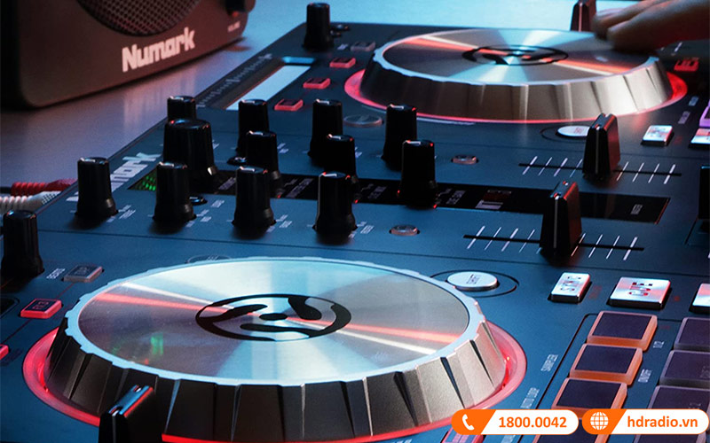 Bàn DJ Numark Mixtrack Pro 3 