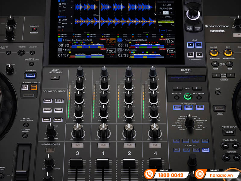 Bàn DJ AlphaTheta XDJ-AZ hiển thị sóng âm, BPM và hiệu ứng âm thanh; gồm nút chỉnh FX, EQ, tai nghe và tìm kiếm track nhạc.