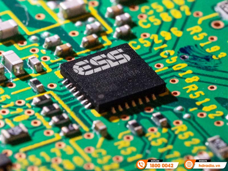 Cận cảnh mạch in PCB với chip ESS, tụ điện, điện trở và đường mạch vàng.