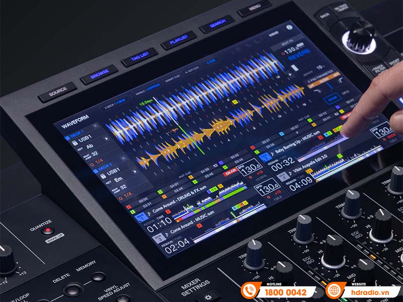 Người dùng đang sử dụng ngón trỏ trên màn hình cảm ứng có hiển thị sóng âm và thông tin track nhạc. 