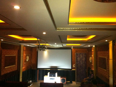 Optoma HD66 kết hợp màn cong bạc 120 inch