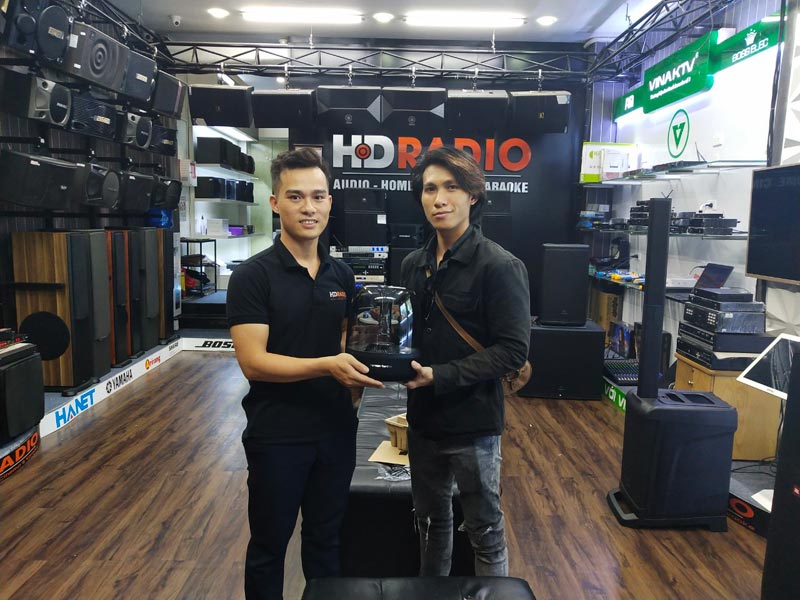 Loa Harman Kardon Aura Studio 2 tai hdradio 1