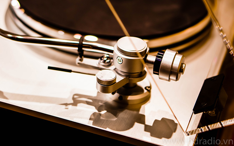 tay cần trên đầu đĩa than Luxman PD-151