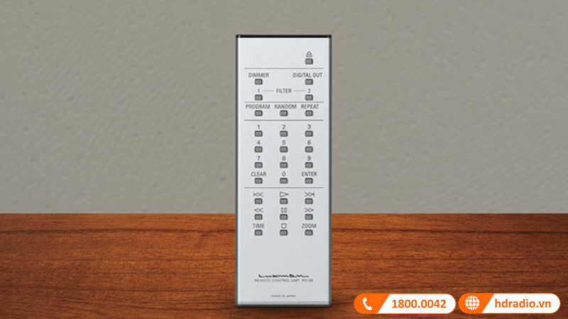 Đi kèm một điều khiển từ xa vỏ nhôm chuyên dụng