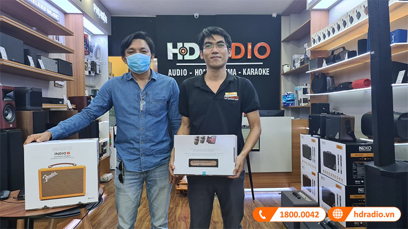 khách hàng mua loa Fender Indio 2 Tweed và vang số chỉnh cơ Mi30 tại HDRadioO